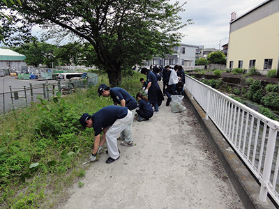 社員による一斉掃除