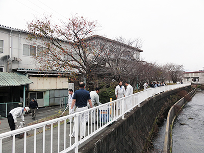 社員による一斉掃除