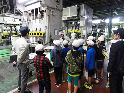 地元の小学生による工場見学